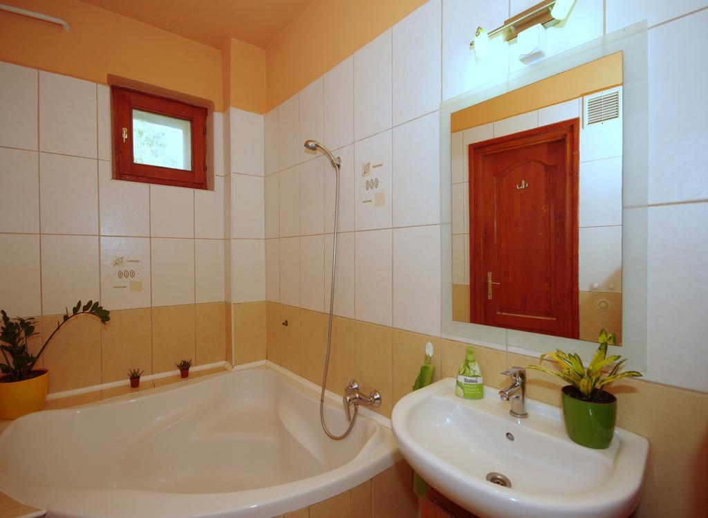 Hellasz Apartman غيولا الغرفة الصورة